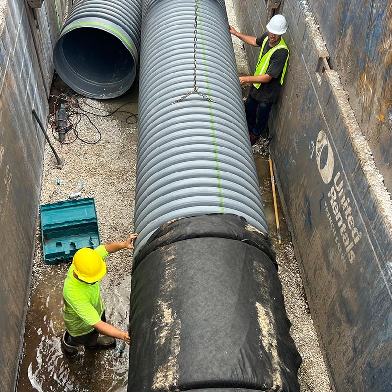 AQUALIS employees repairing a pipe